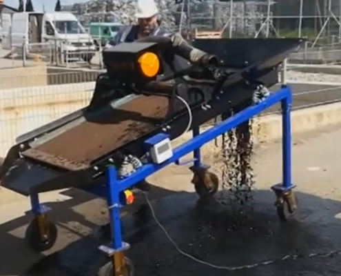 Mini screener separating water from waste